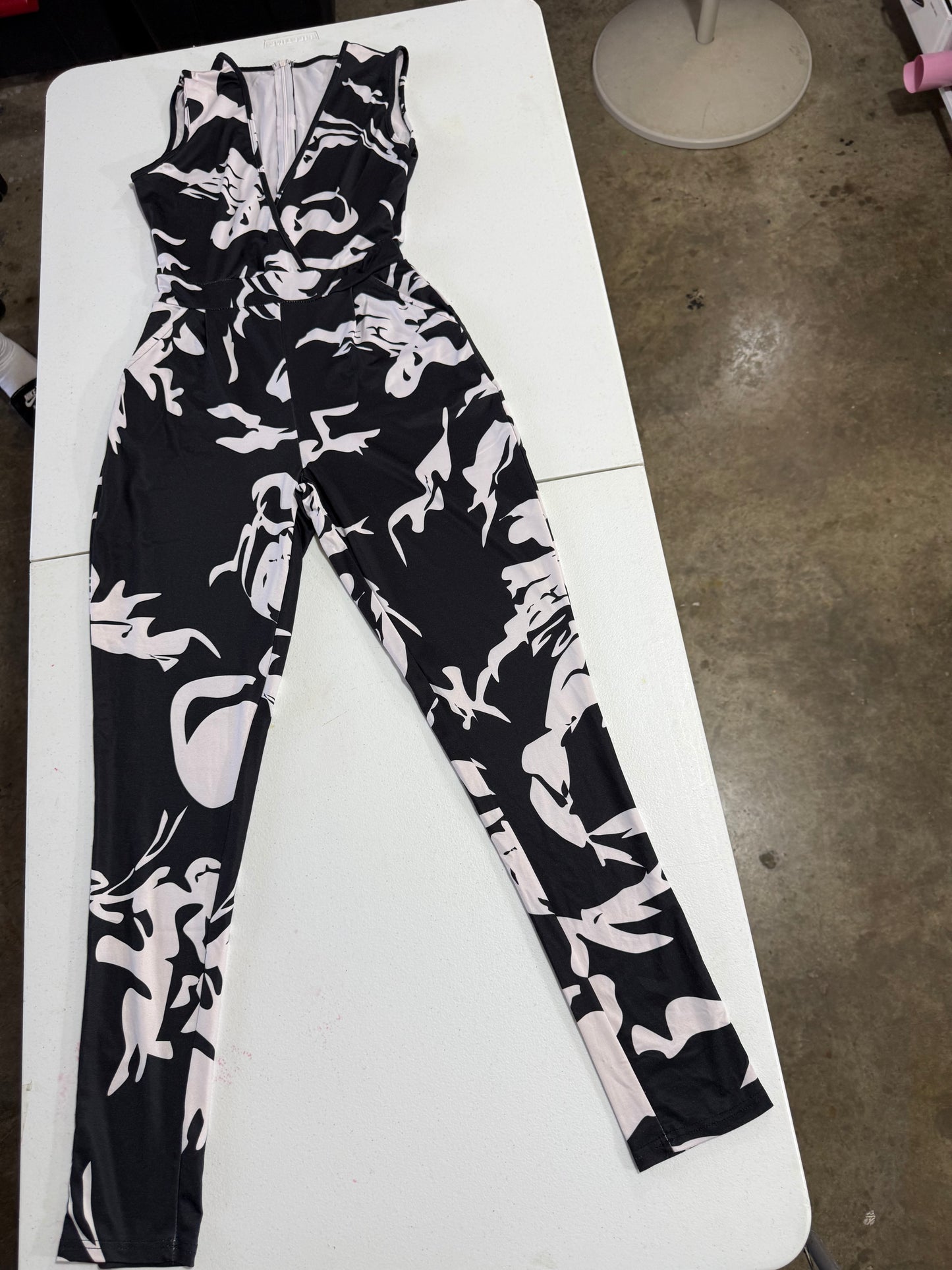 Black & White Abstract Print Sleeveless Jumpsuit – Size Small