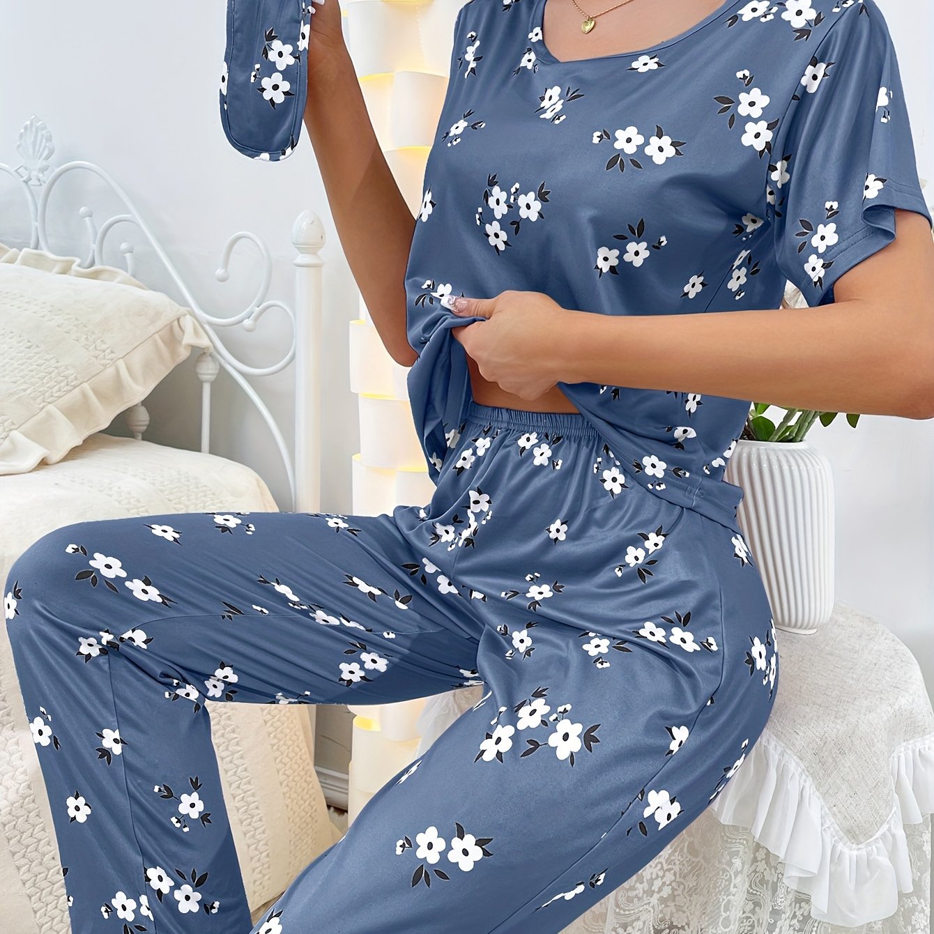 Luxurious Floral Print Pajama Set - Soft & Loose Fit for Women - Short Sleeve Tee & Pants - Comfy Sleepwear & Loungewear for Effortless Style