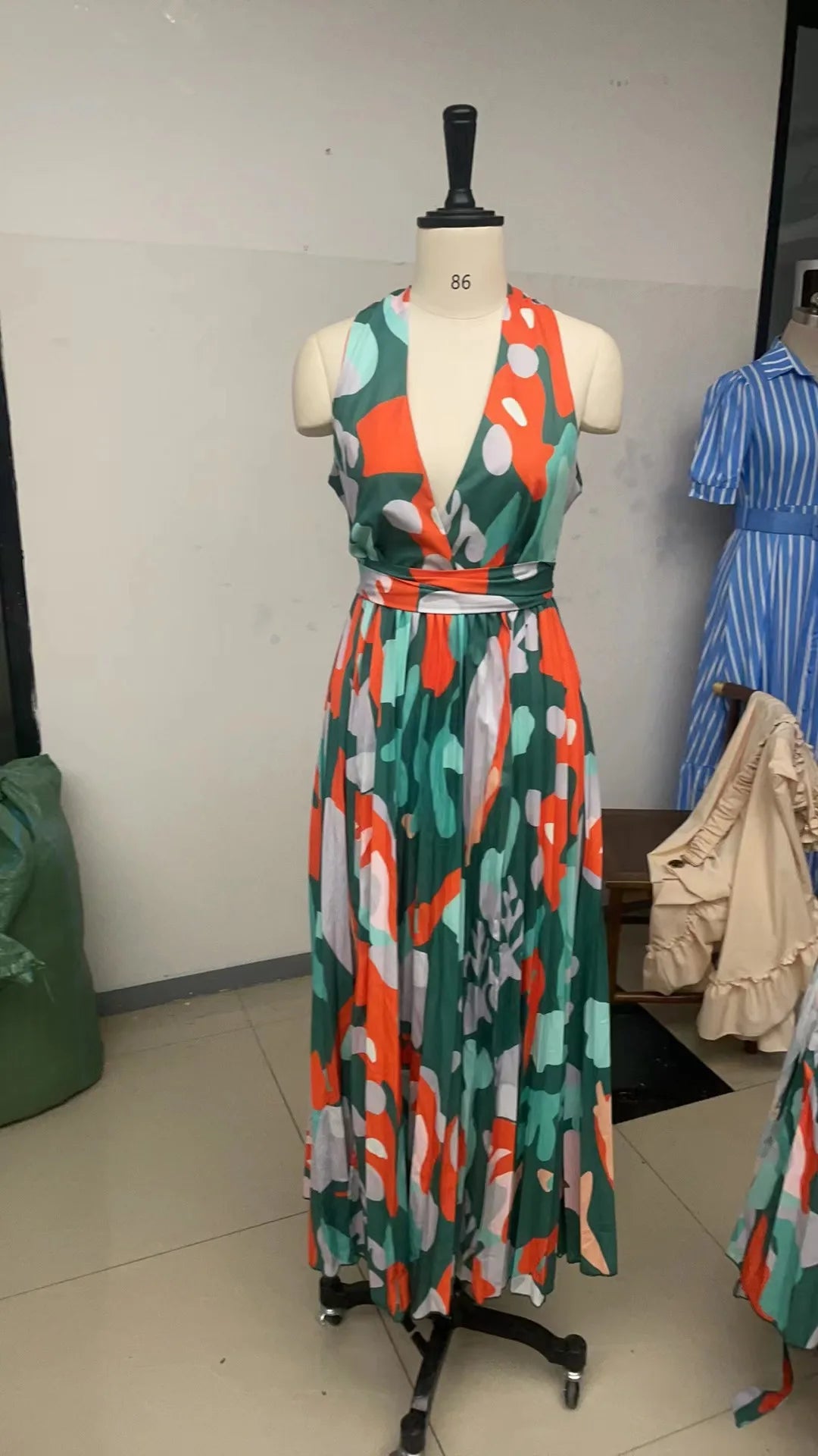 New Women's Long Dress V-neck Sleeveless Pleated Printed Slit Dress Elegant And Fashionable Style Elegant Beach Floral Dress